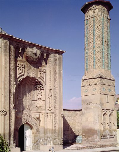 Ingangsportal en minaret, gebouwd ca. 1260-65 door Islamic School