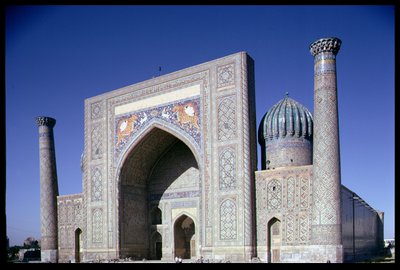 Gevel van de Shirdar Madrasa, Timuridische periode, Rigestan-plein door Islamic School