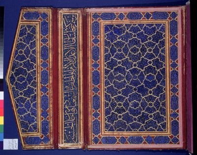 Binnenzijde van een Koran kist met een thulth inscriptie op de band door Islamic School
