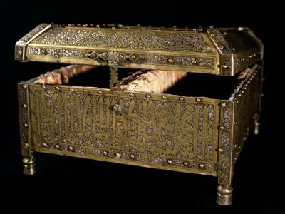 Islamitische kunst: kist gebruikt om de Koran in op te slaan, gemaakt van brons met zilver inleg. Mamluk kunst van de 14e eeuw. Caïro, Museum voor Islamitische Kunst door Islamic School