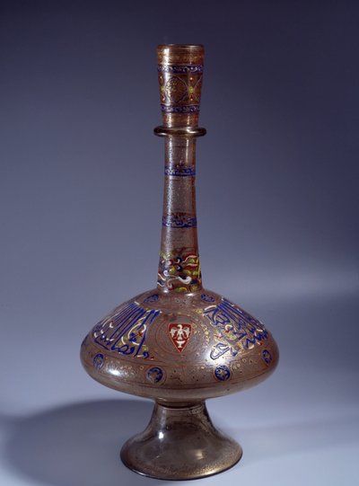 Islamitische Kunst: fles met lange geëmailleerde glazen hals van Vicekoning Tuquztemur. ca. 1345. uit Egypte of Syrië. Parijs, Louvre Museum door Islamic School