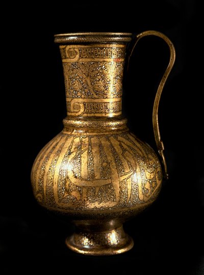 Islamitische kunst: karaf met zilver inleg en Arabisch schrift. Mamluk ambacht van de 14e eeuw. Caïro, Museum voor Islamitische Kunst door Islamic School