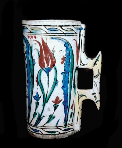 Islamitische kunst: keramische kruik gemaakt in Anatolië (Turkije). 17e eeuw. Caïro, Museum voor Islamitische Kunst door Islamic School