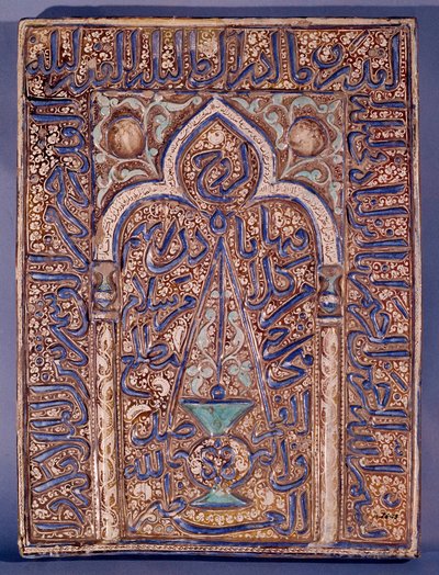 Midden-Oosten: decoratieve plaat met de voorstelling van een mihrab, nis in de muur van een moskee die de gebedsrichting naar Mekka aangeeft. 13e of 14e eeuw. Parijs, Museum van Decoratieve Kunsten door Islamic School