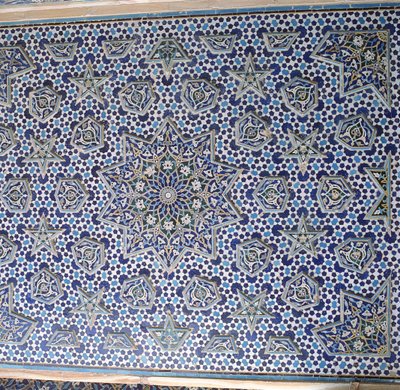Noordportaal tegelpaneel, een van een paar met uitstekende palmetten en sterren die de centrale zonmedaillon omcirkelen, voltooid in 1453 door Islamic School