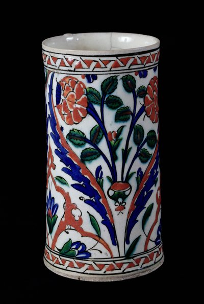 Pot met een bloemendecoratie, Iznik door Islamic School