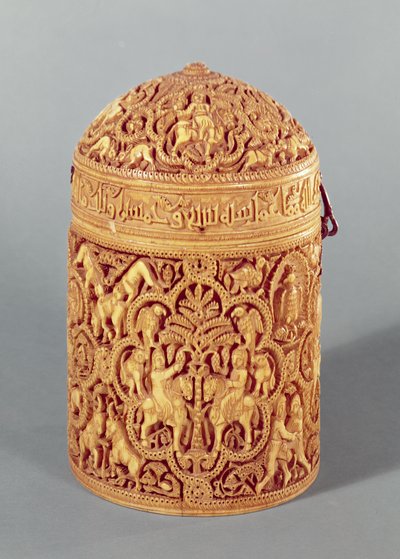 Pyxis met een reliëf dat de genoegens van het hofleven uitbeeldt, gegraveerd met de naam Al-Mughira, zoon van de Kalief Abd-al-Rahman III, Umayyad Periode, uit Cordoba, ca. 968 AD door Islamic School