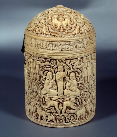 Pyxis (doos) van Al-Mughira in ivoor uit Cordoba, bedoeld voor de Emir, 968 door Islamic School