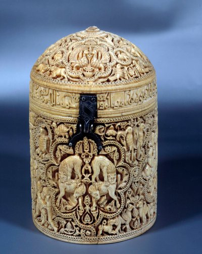 Pyxis (doos) van Al-Mughira in ivoor uit Cordoba, bedoeld voor de Emir, 968. Parijs, Louvre Museum door Islamic School