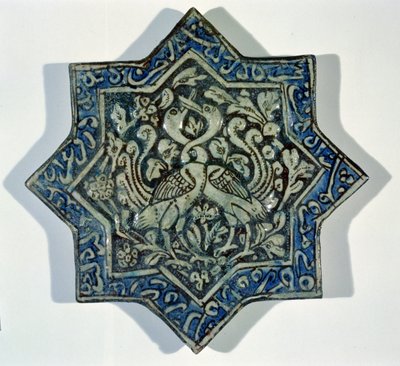 Stervormige tegel met bladgoud in de stijl van Takht-e Solaiman, 13e-14e eeuw door Islamic School
