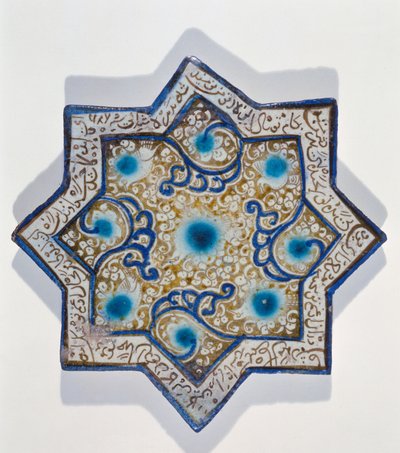 Stervormige tegel met bladgoud in de stijl van Takht-e Solaiman, 13e-14e eeuw door Islamic School
