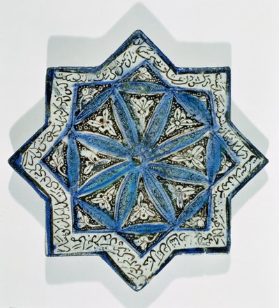 Stervormige tegel met bladgoud in de stijl van Takht-e Solaiman, 13e-14e eeuw door Islamic School