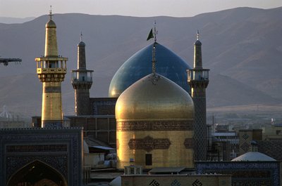 De geheel gouden koepel en minaret van het heiligdom van Imam Reza, de 8e Sjiitische Imam, met de Timuridische Gowhar Shad Moskee erachter door Islamic School
