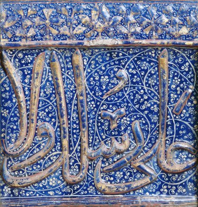 Tegel versierd in goud, rood en wit over donkerblauw glazuur, late 13e of vroege 14e eeuw door Islamic School