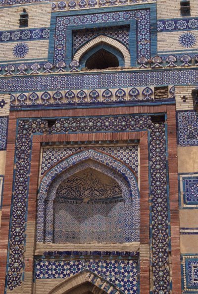Tegels op de toegangspoort tot het mausoleum van Bibi Jawindi (gestorven in 1403) opgericht in 1494 door Islamic School