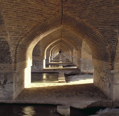 Zicht langs de binnenkant van de Khaju Brug dam, Safavid Periode door Islamic School