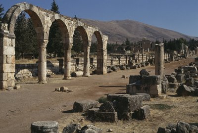 Zicht op een straat en een colonnade, Umayyad Periode (661-750) door Islamic School