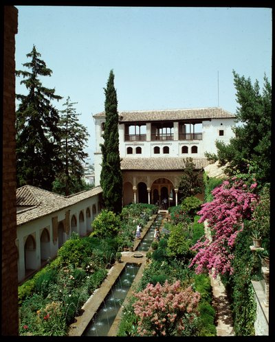 Zicht op het Palacio de Generalife en tuinen in de zomer door Islamic School