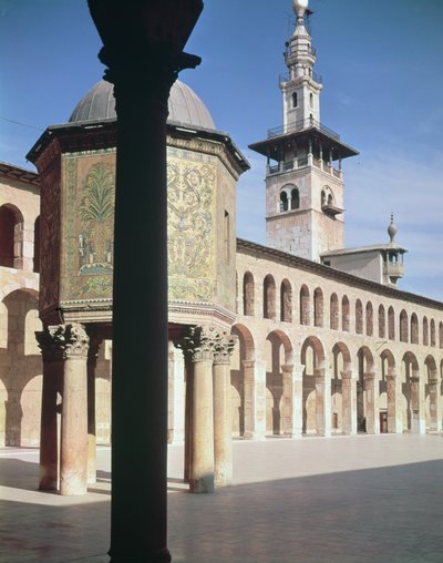 Uitzicht op de Schatkamer (bayt al-mal) en de Noordelijke minaret op de binnenplaats, gebouwd in 705-715 AD door Islamic School