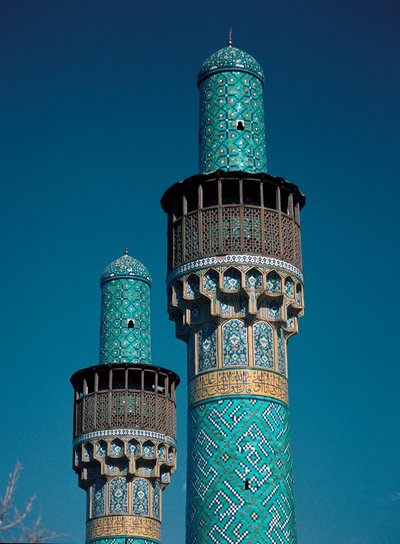 Uitzicht op de minaretten van de Shah-moskee door Islamic School