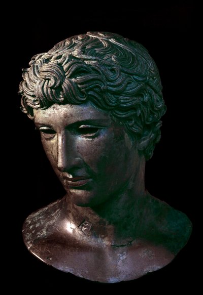 Bronzen hoofd van een winnende atleet met een olijfkroon. Uit Benevento, Italië. 5e eeuw v.Chr. Parijs, Louvre Museum door Italian Peninsula