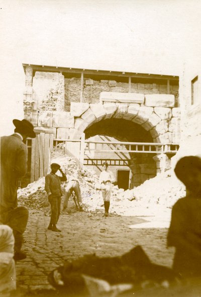 Afbraak van huizen rond Marcus Aurelius boog, Tripoli, Libië, 4 oktober door Italian Photographer