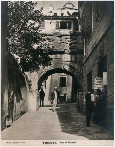Boog van Riccardo, foto door Giuseppe Maylander, Triëst, Friuli-Venezia Giulia, Italië, ca 1910 door Italian Photographer