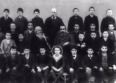 Benito Mussolini op de lagere school - Benito Mussolini als lagere schoolleerling - Een portret van Benito Mussolini met klasgenoten en een leraar door Italian Photographer