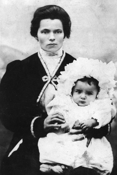 Benito Mussolini als kind met zijn moeder Rosa Maltoni - 1884 - Benito Mussolini (1883-1945) in de armen van zijn moeder Rosa Maltoni door Italian Photographer