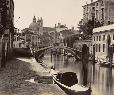Brug op de Rio Ognissanti in Venetië, c.1875 door Italian Photographer