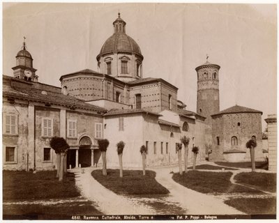 Kathedraal van de Opstanding van Onze Heer Jezus Christus, met doopkapel rechts, Ravenna, Emilia-Romagna, Italië, foto door Pietro Poppi, Bologna, ca 1900 door Italian Photographer