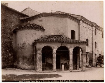 Kerk van St. Maria in Cosmedin of Doopkapel van de Arianen, Ravenna, Emilia-Romagna, Italië, foto door Pietro Poppi, ca 1900 door Italian Photographer