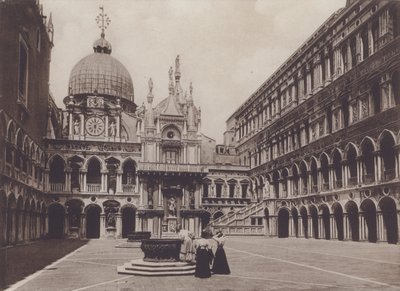 Cortile Palazzo Ducale door Italian Photographer