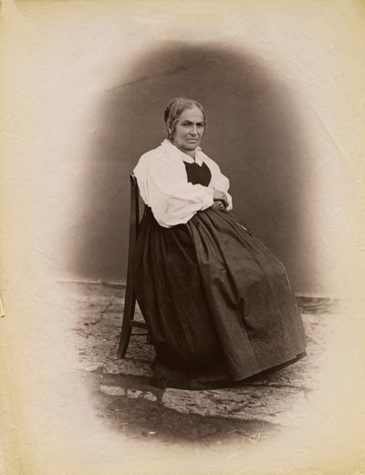 Oude vrouw zittend op een stoel, Parre, Lombardije, Italië, foto door Premiata Fotografia Taramelli, Bergamo door Italian Photographer