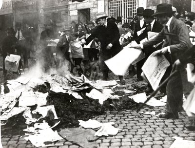 Fascistische groep verbrandt socialistische kranten 