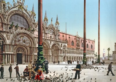 Duiven voeren op het San Marcoplein, Venetië, ca. 1900 door Italian Photographer