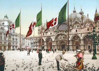 Duiven voeren op het San Marcoplein, Venetië, ca. 1900 door Italian Photographer