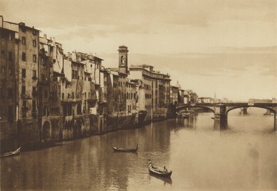 Florence: Een uitzicht op de Arno met de S Trinita brug door Italian Photographer