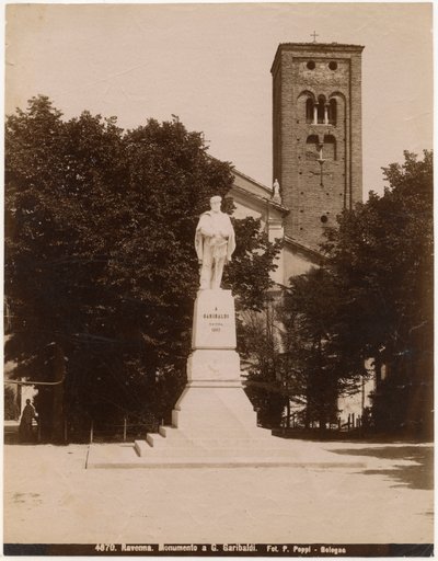 Monument voor Giuseppe Garibaldi op het Piazza San Francesco, met de kerk van Sint Franciscus op de achtergrond, Ravenna, Emilia-Romagna, Italië, foto door Pietro Poppi, Bologna, ca. 1900 door Italian Photographer