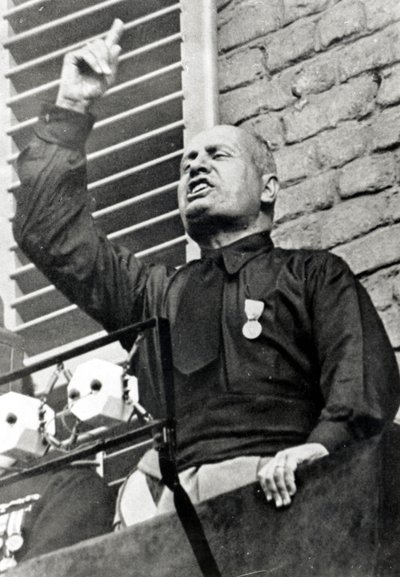 Mussolini in een zwart hemd door Italian Photographer