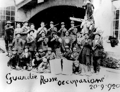 Bezetting van een fabriek door de Italiaanse communisten in 1920 door Italian Photographer
