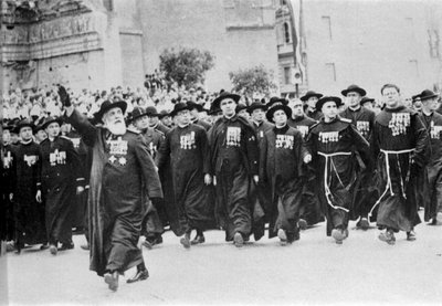 Parade in Rome in 1931, voorafgegaan door het kerkelijk lichaam. door Italian Photographer