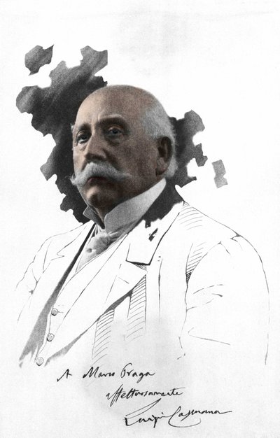 Portret van Luigi Capuana, Italiaanse schrijver. Fotografie geplakt op tekening met opdracht door Marco Praga. Milanese. door Italian Photographer