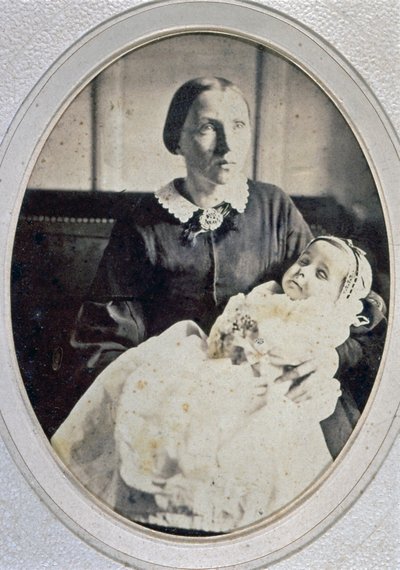 Post mortem portret van een klein meisje vastgehouden door haar moeder, ca. 1855 door Italian Photographer