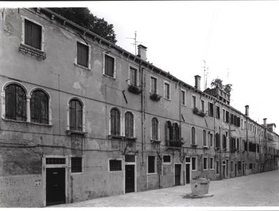 Rij huizen aan de Calle Riello, Venetië door Italian Photographer