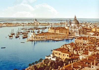 Santa Maria della Salute vanaf de Campanile Toren op het San Marcoplein, Venetië, ca. 1900 door Italian Photographer