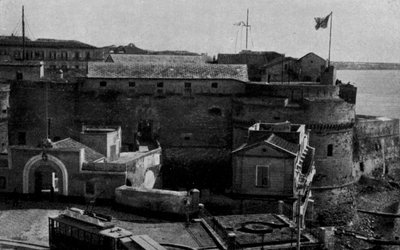 Taranto, Castello Colombino, Caserma R Marina (zw/w foto) door Italian Photographer