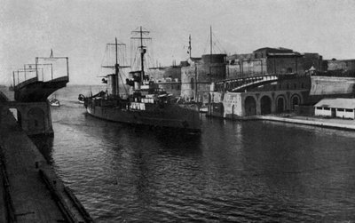Taranto, draaibrug, passage van de R Navi door Italian Photographer