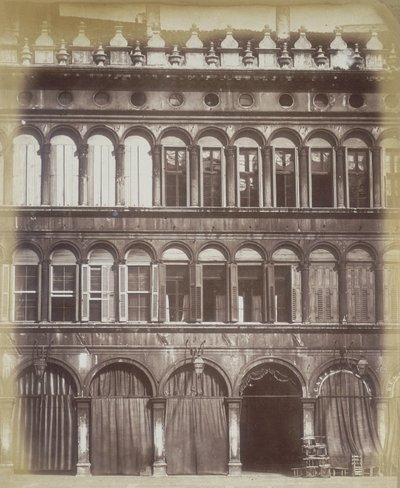 De gevel van een Venetiaans gebouw, c.1865 door Italian Photographer