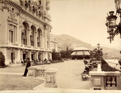 De zeefrontterras bij het Casino van Montecarlo, in Monaco door Italian Photographer